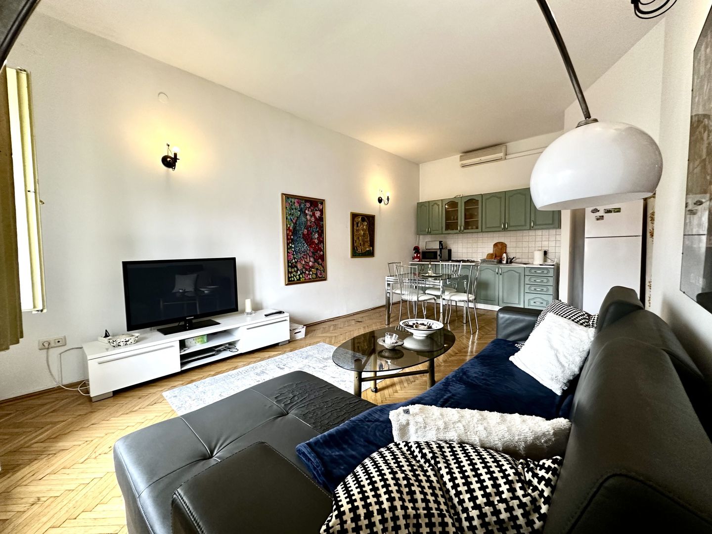 Apartament cu 2 camere,  clasic si boem, cu vedere in Piață Victoriei - Poză 3