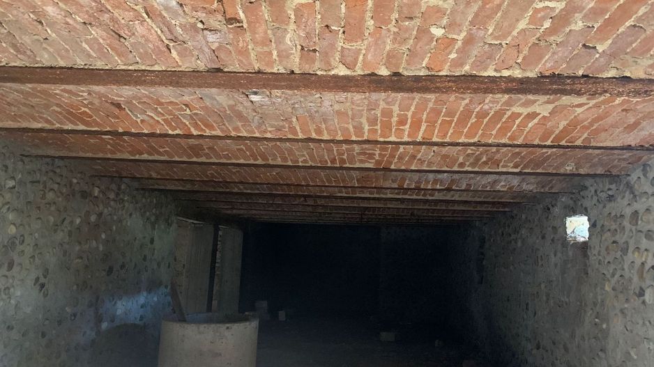 Castel cu vedere panoramică pe dealul Șiriei - Poză 7