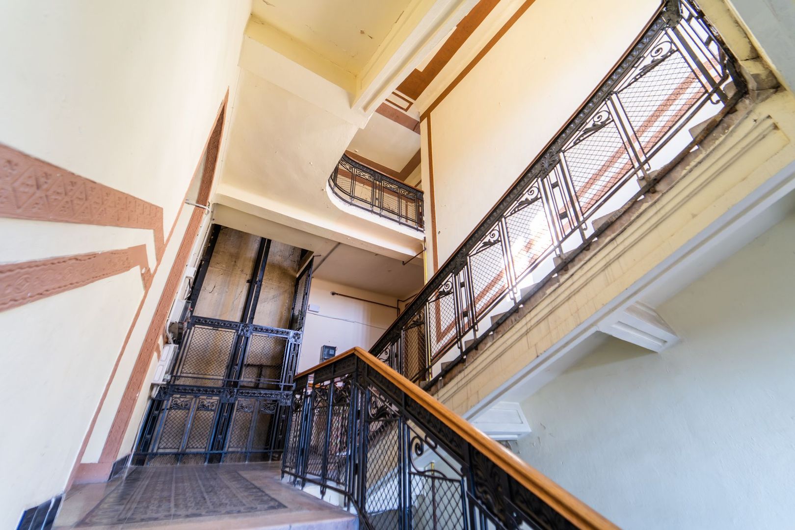 Apartament în Palatul Bohuș, lângă Teatrul de Stat. - Poză 7