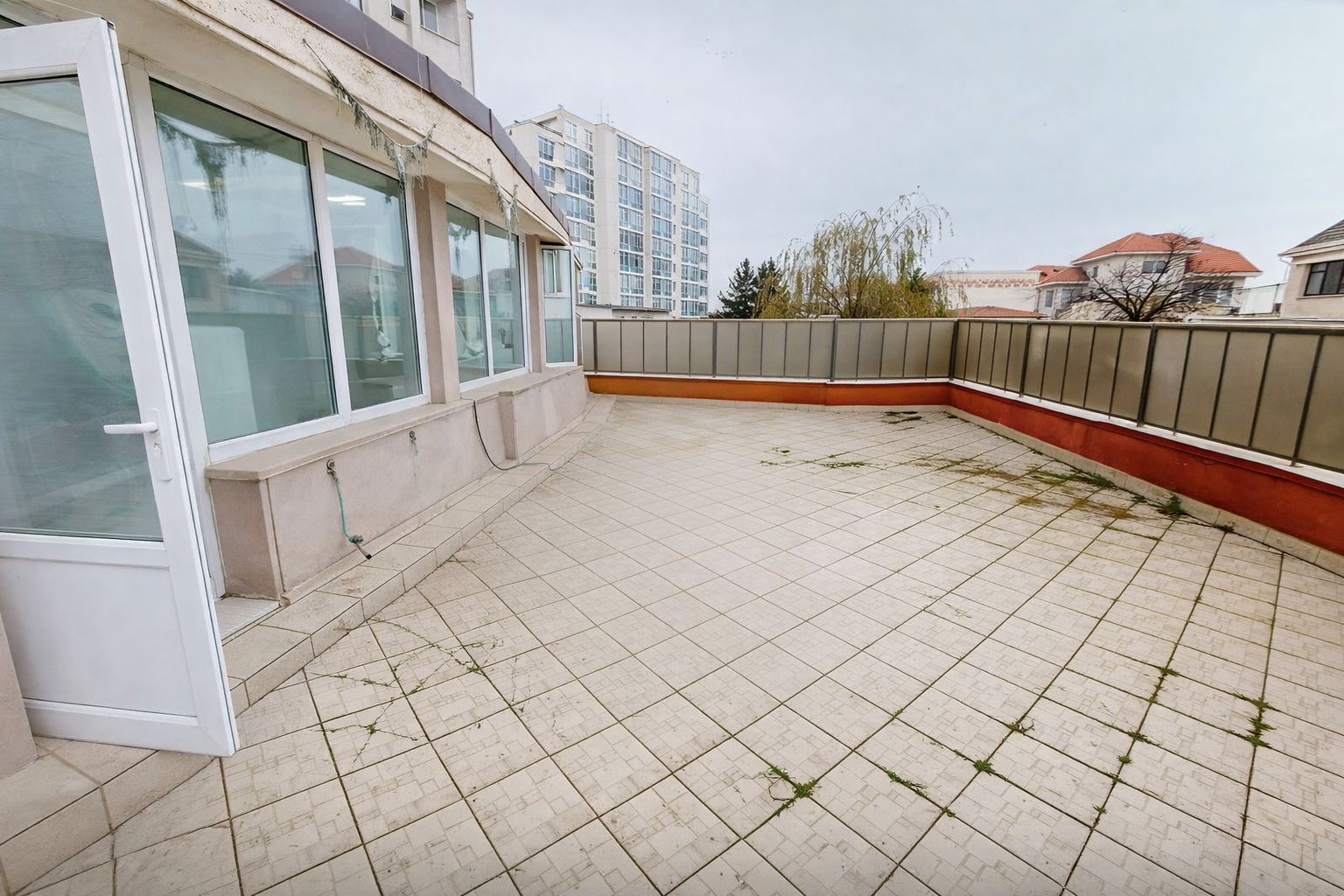 CAPITOL - B-dul. Mamaia - Apartament cu 4 camere si terasa de 80 mp. - Poză 12