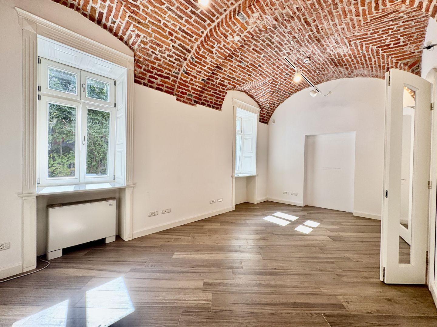 Spatiu birou in cladire istorica restaurata - Poză 2