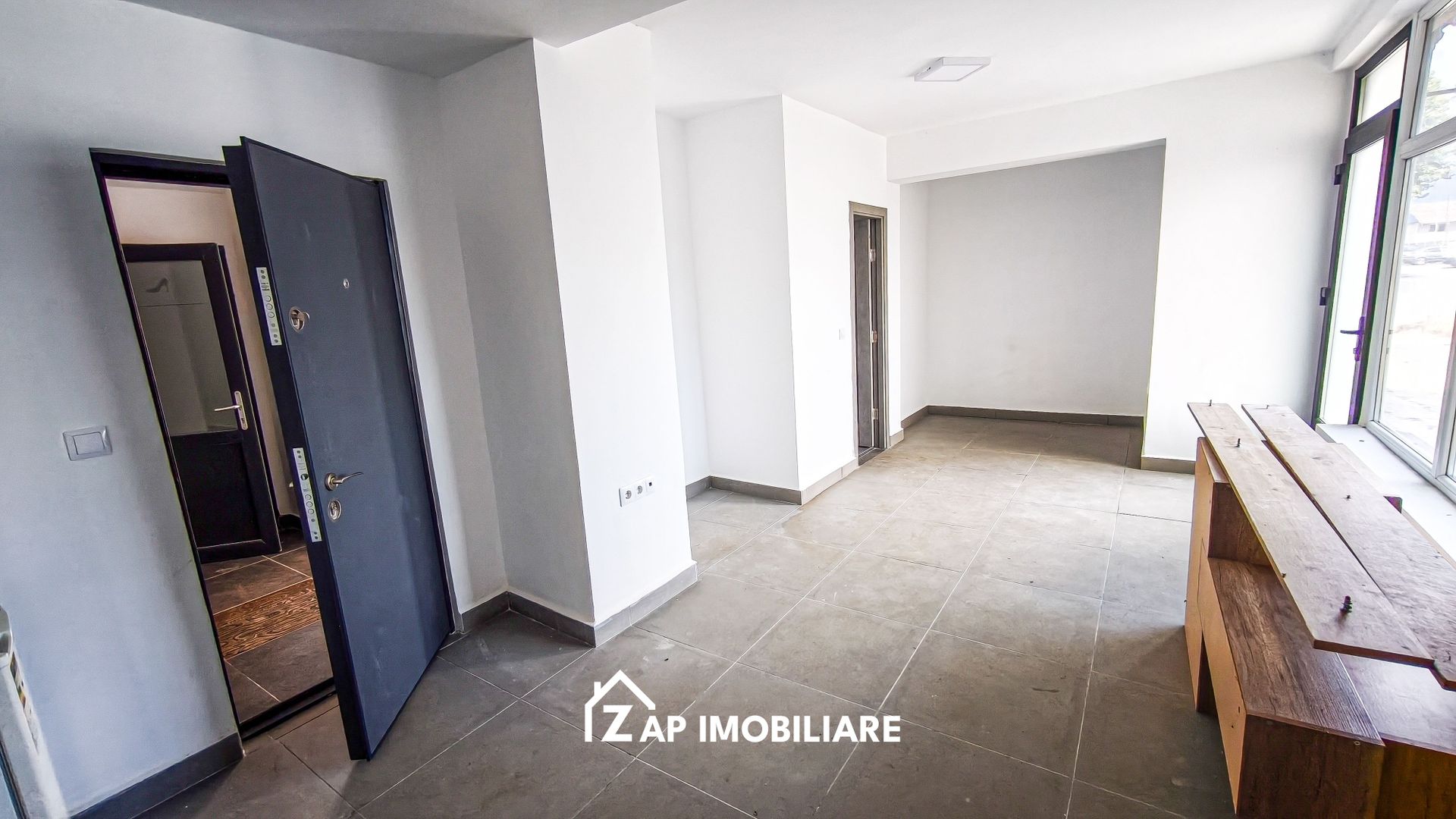 Spatiu Comercial / Birou - Stradal -  Suprafete 20 mp - 90 mp - Poză 1