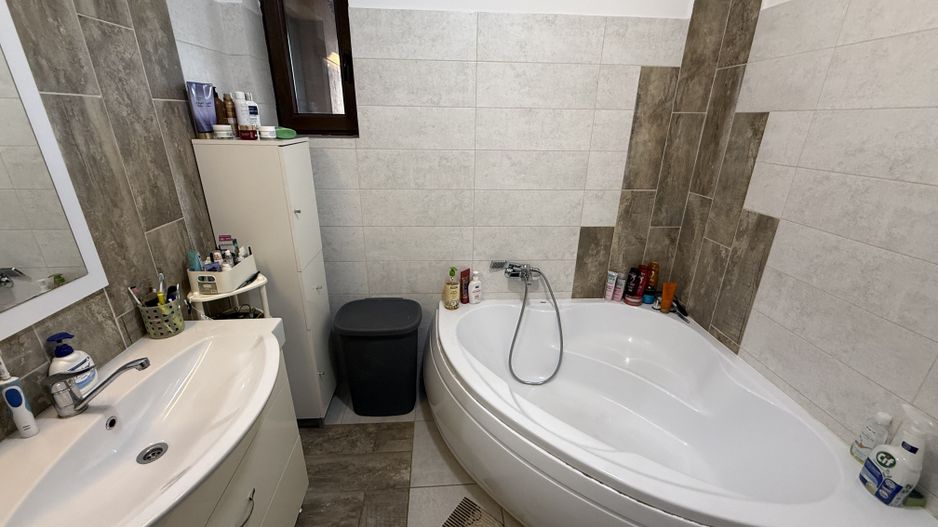Casă înșiruită complet mobilată + curte+ 2 parcari în complex inchis! - Poză 11