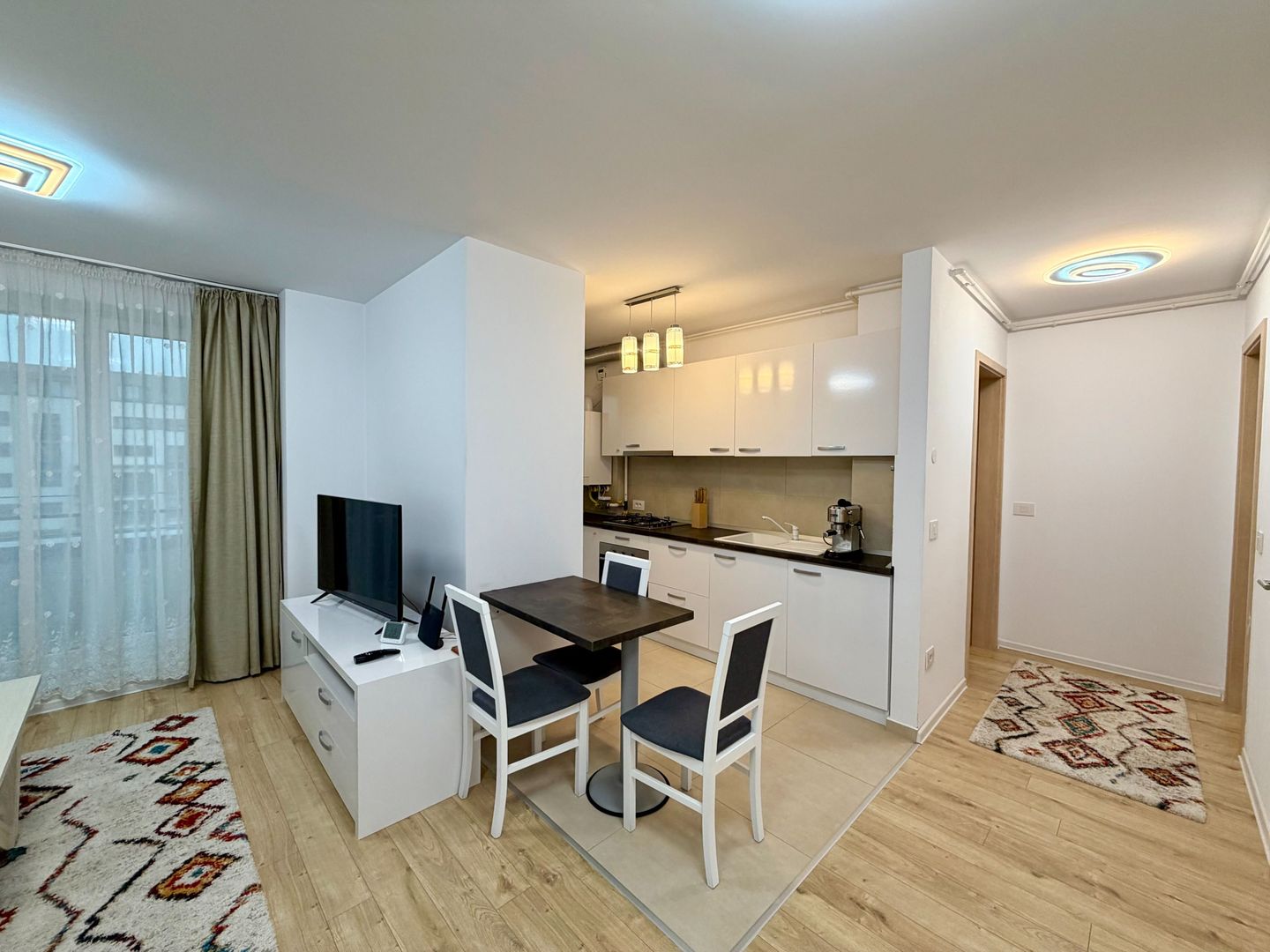 Apartament 2 camere Kasper cu vedere la pietonala - Poză 3