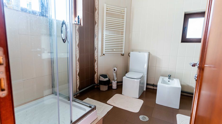 Casă / Vilă cu 6 camere de vânzare în Balotesti - Poză 10