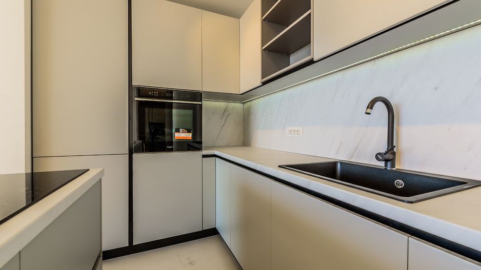 Apartamentul de la Malul Mării – Eleganță Contemporană în Inima Stațiunii - Poză 13