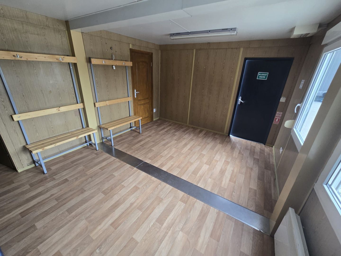Spatiu Comercial 620 mp.parcare,birou,vestiar,baie - Poză 3