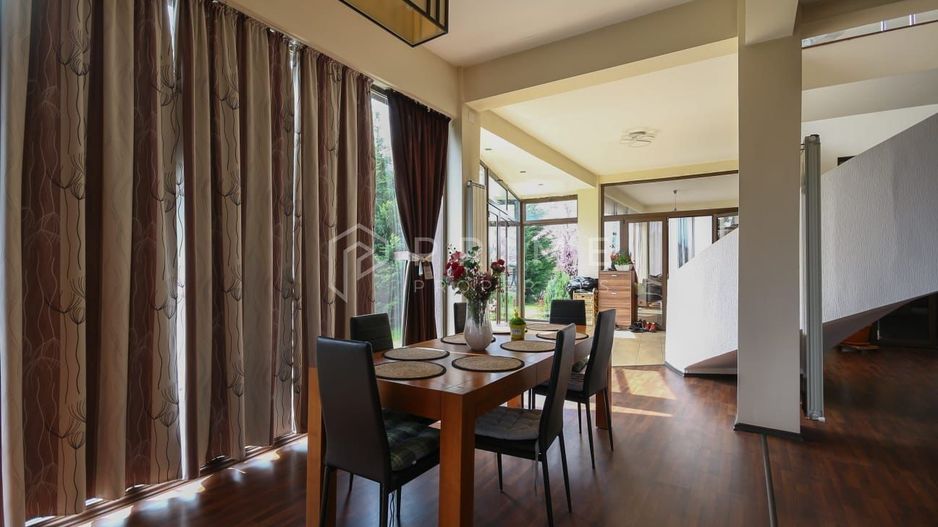 Vilă cu design și dotări deosebite de vânzare - Poză 4