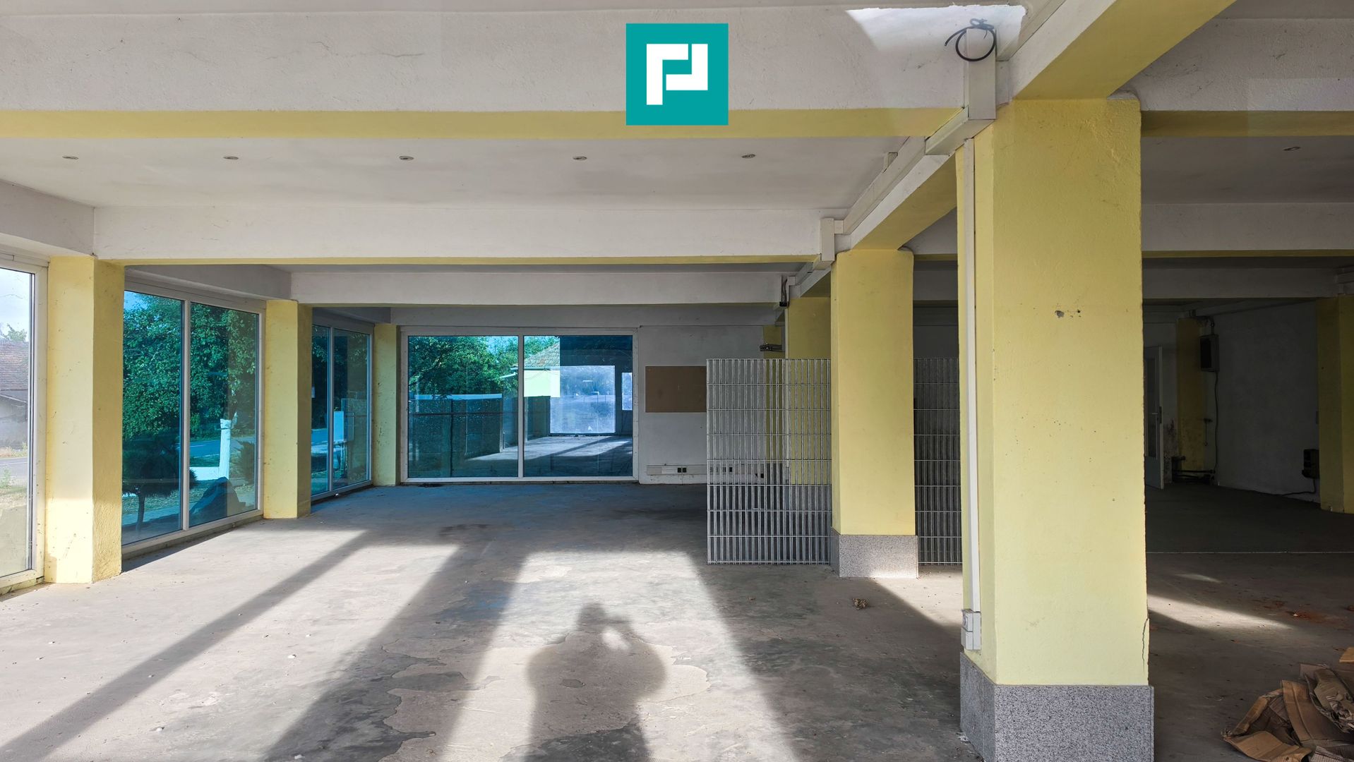 Spatiu comercial cu etaj și teren de 4000mp - Poză 23