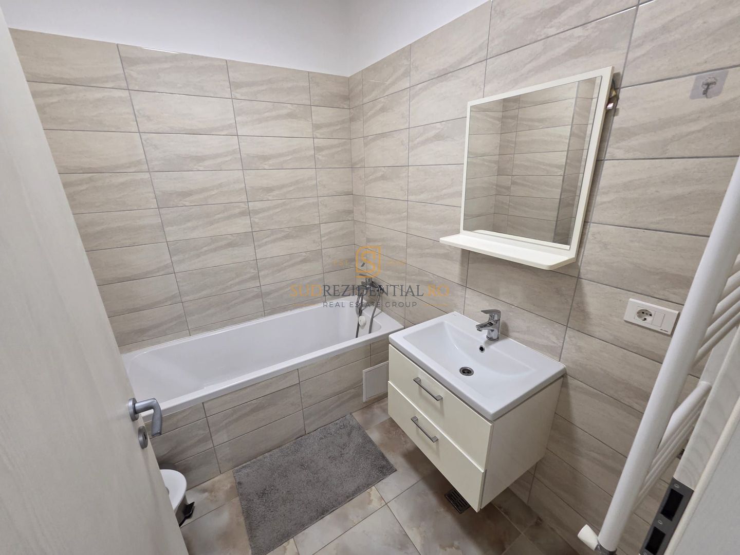 Apartament 2 camere de închiriat, The Grand Kristal Residence Sector 4 - Poză 5