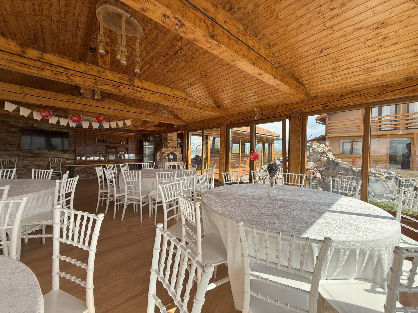 Vila de vanzare in APA-NORD  cu 2 Piscine/Zona de Relaxare/Acces lac - Poză 7