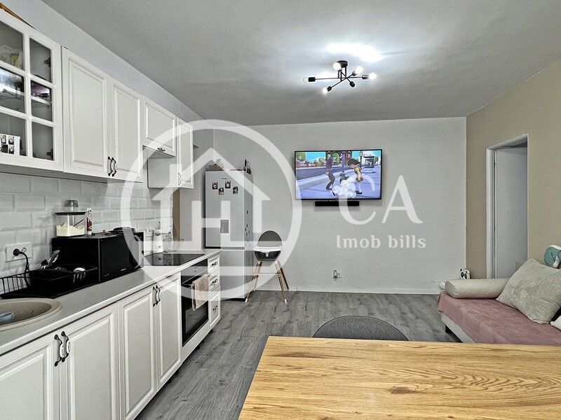 Apartament de vânzare cu 3 camere în zona Rogerius, Oradea - Poză 2