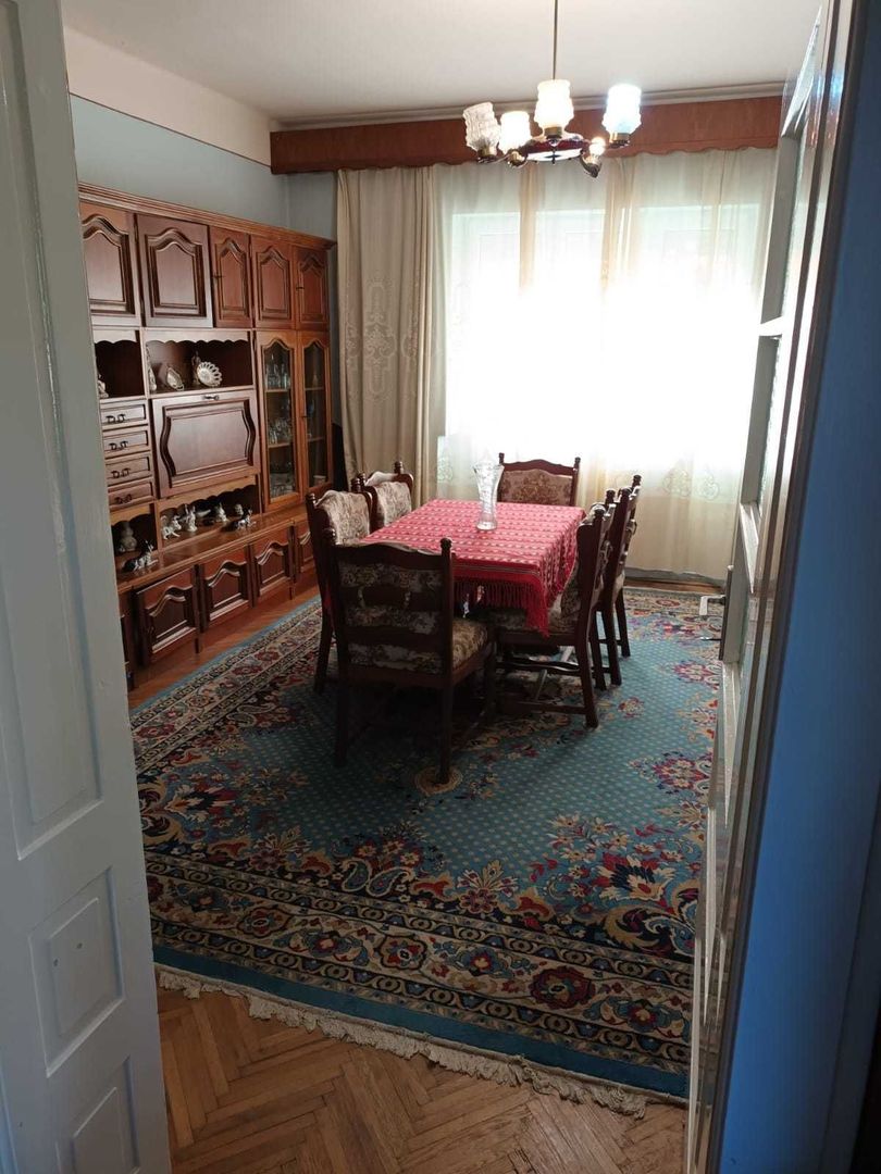 Casa cu etaj, 4 camere, central, cu acces auto in curte - Poză 5