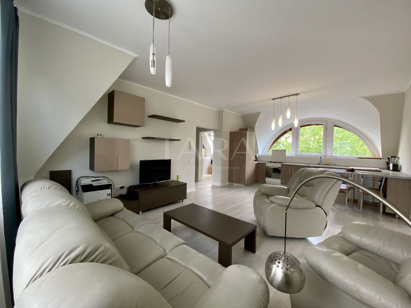 Oportunitate excelentă! Apartament in vilă, 5 camere. - Poză 2