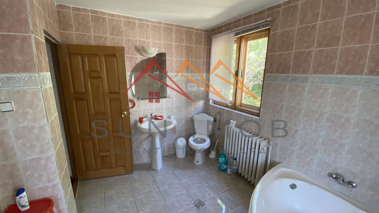 Vila de vanzare, teren 3100 mp, 7 camere, 6 grupuri sanitare, 3 CT, an 1997 - Poză 22