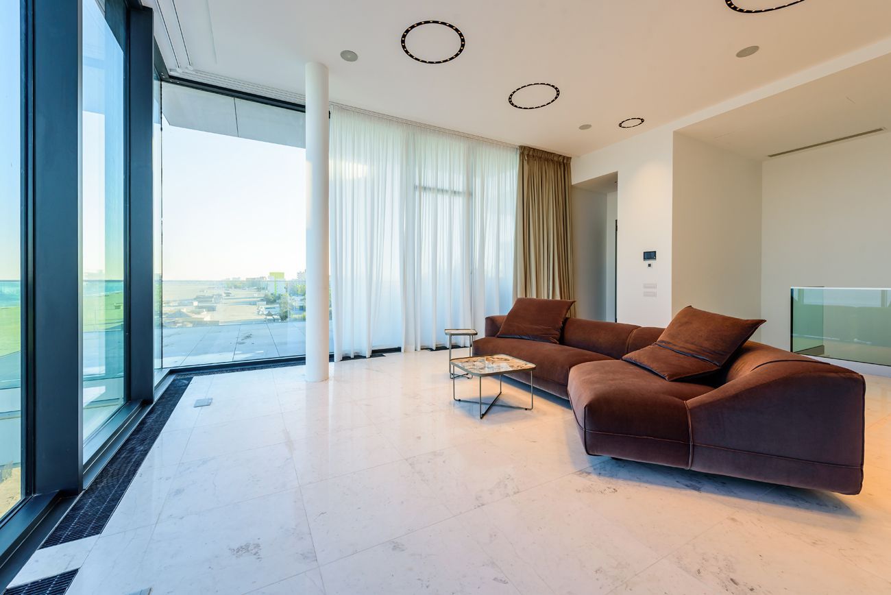 Apartament de 5 camere spațios, situat în zona Nord din Constanța - Poză 3