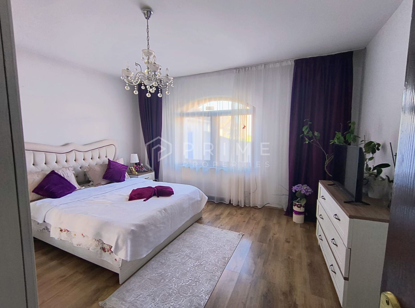 Casa perfectă pentru familie – curte, foișor cu grătar și garaj triplu - Poză 14