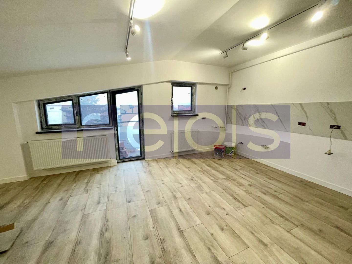 VANZARE APARTAMENT 3 CAMERE TEPES VODA CALEA CALARASILOR 87MP MANSARDA - Poză 1