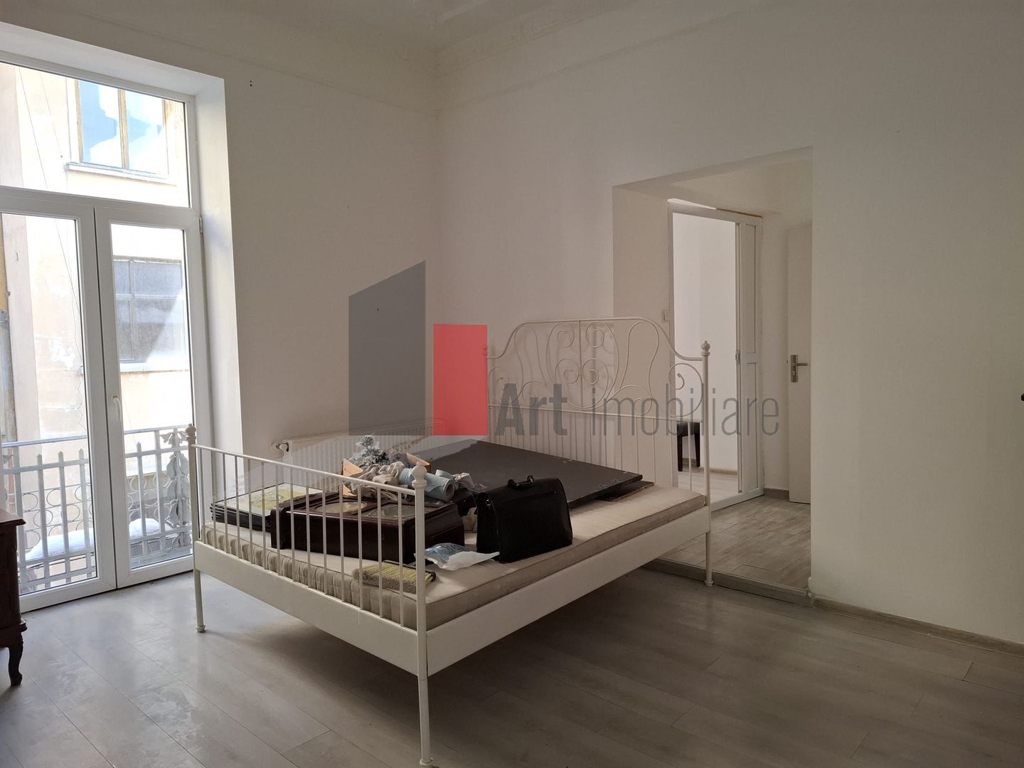 Apartamentul "REHEGUA" , stradal, bloc "REABILITAT" - Poză 2