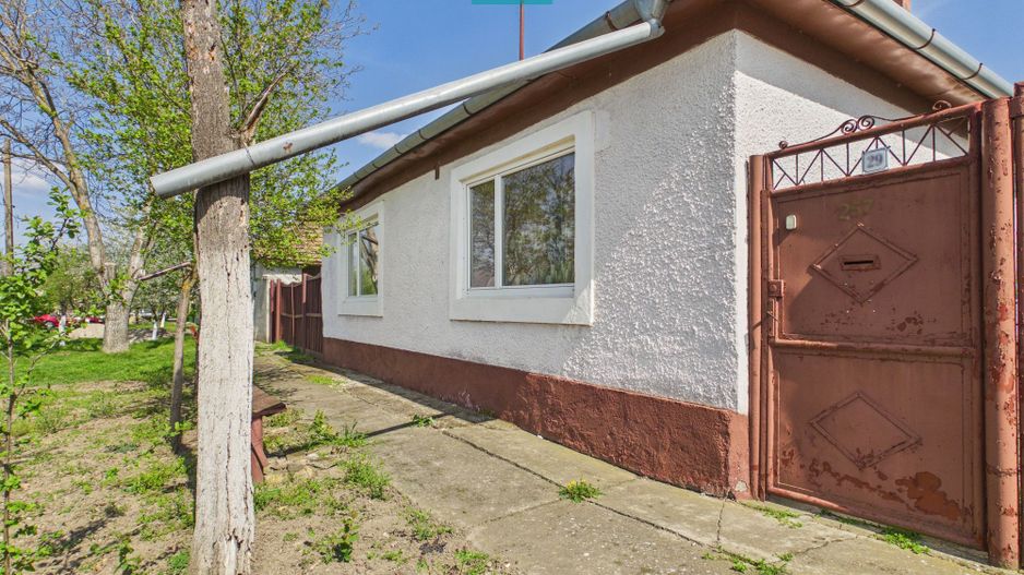 Casă cu 3 camere și 1047 mp în Peregu Mic - Poză 1