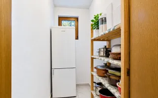 Vilă cu 8 camere de vânzare, piscina, livada, iesire la Balta Pasarea - Poză 14