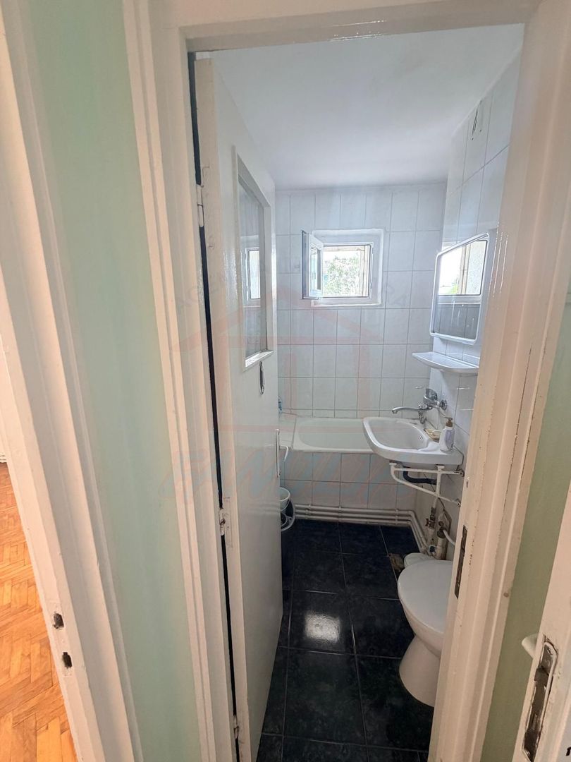 Vanzare apartament cu 4 camere in Micro 13, etaj 3, pret 65 000 euro - Poză 2