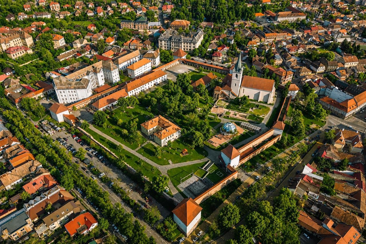 Casa cu doua cai de acces, 5 camere, 4 bai, garaj, langa Cetatea Medievala Targu - Poză 3