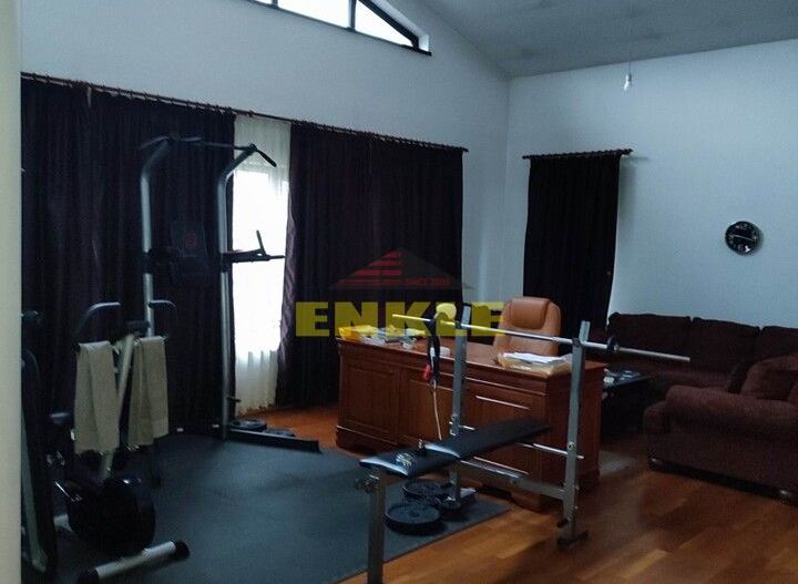 Vila 5 camere , zona Petru Rares -demisol+parter+etaj , pret negociabil ! - Poză 2