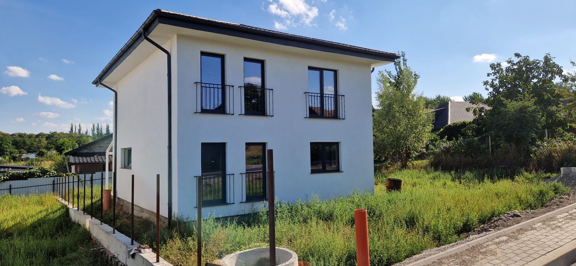 Casa la rosu Falticeni- Cartier Privat - Poză 1