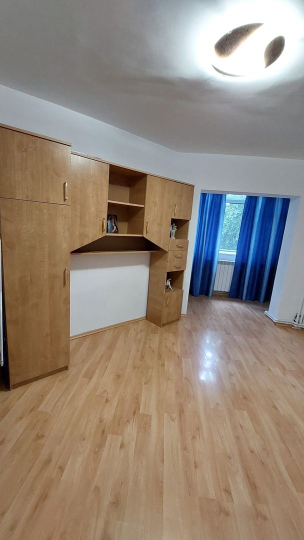 De închiriat apartament cu 3 camere, etaj 1, Siderurgistilor, 400 euro - Poză 2