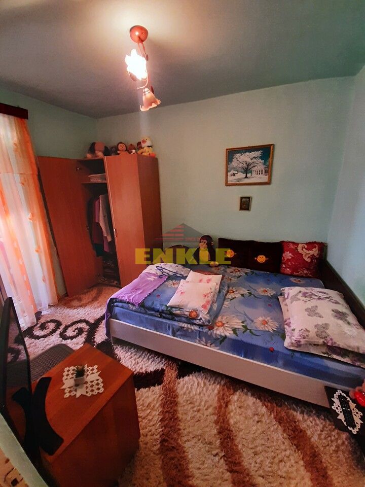 Apartament 3 camere transformat in 2 camere, zona scolii 7, etaj 2 - Poză 3