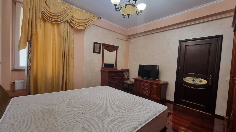 Vila generoasa de inchiriat intr o zona principala a orasului - Poză 12