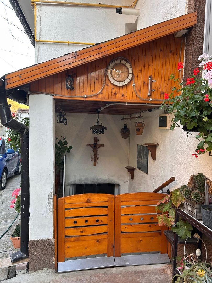 Casa 3 camere 73,73 mp parter 2 pivnite si magazie centru Cisnadie - Poză 1
