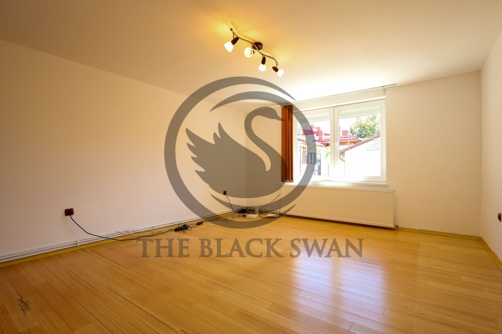 Apartament 2 Camere | Zona Centrală | Acces Privat și Parcare - Poză 3