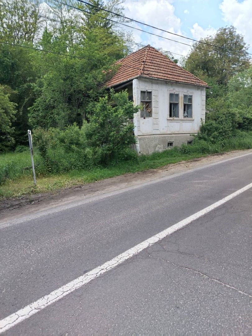 Casa demolabila si teren - Poză 2