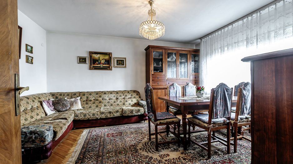 Casă din cărămidă cu 8 camere – zonă liniștită, LIPOVA - Poză 1