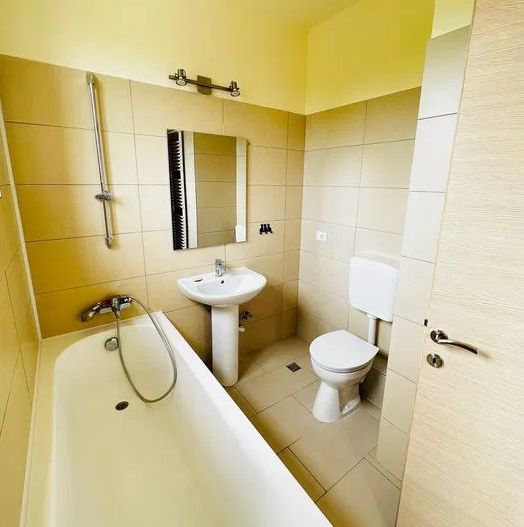 Inchiriem apartament 2 camere cu doua bai nemobilat - Poză 3