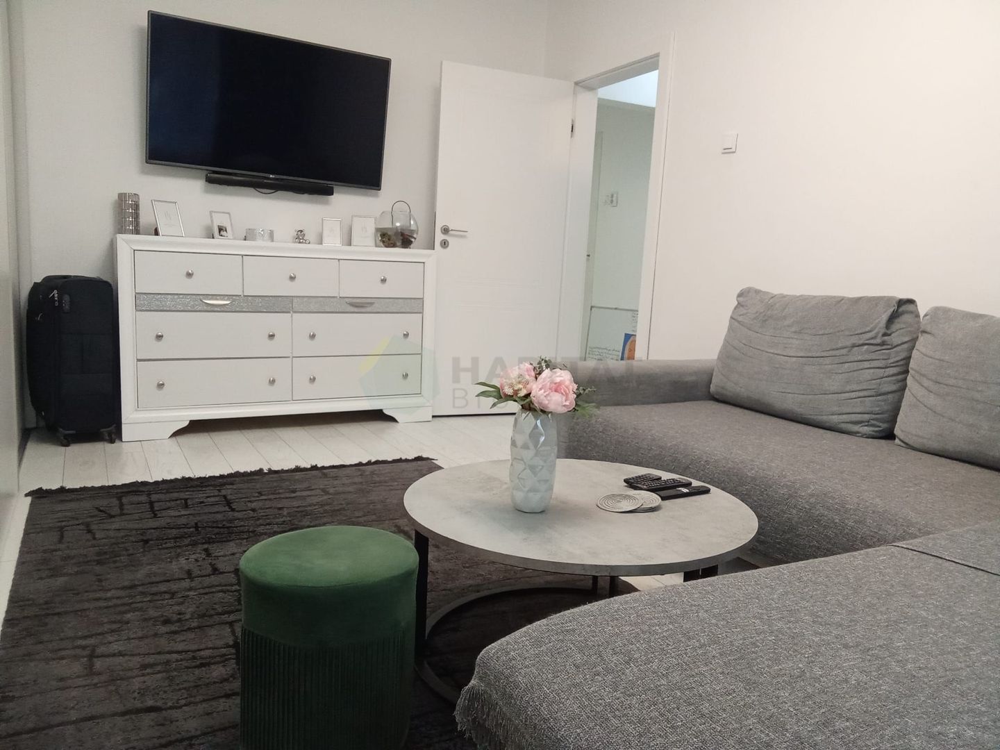 3 camere Mega Mall mobilat si utilat modern - Poză 1