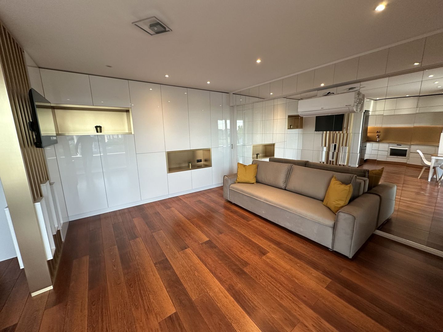 Apartament la prima inchiriere - Poză 2