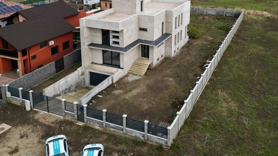 Vilă modernă pe 3 niveluri la gri în Poltura - Poză 3