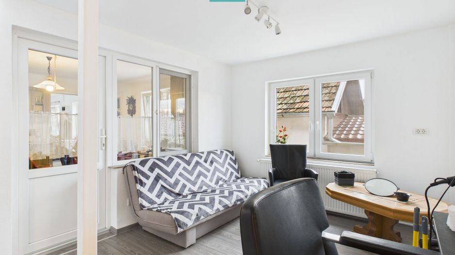 Casă cu 4 camere în Curtici pentru investiții - Poză 3