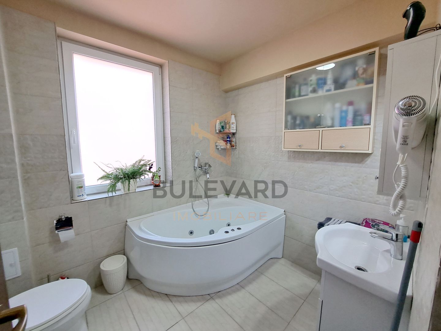 Comision 0! Casa 206 mp utili + pod 60 mp, 4 parcari, 304 mp teren - Poză 10