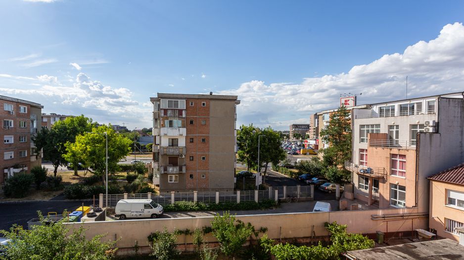 Ap cu 4 camere, la etajul 3, zona Kaufland, Banu Mărăcine - Poză 1
