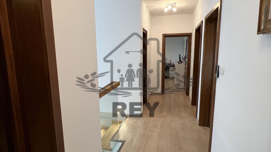 Casă de tip triplex la vânzare 6 camere /Șelimbăr /Secția 1 de Poliție - Poză 9