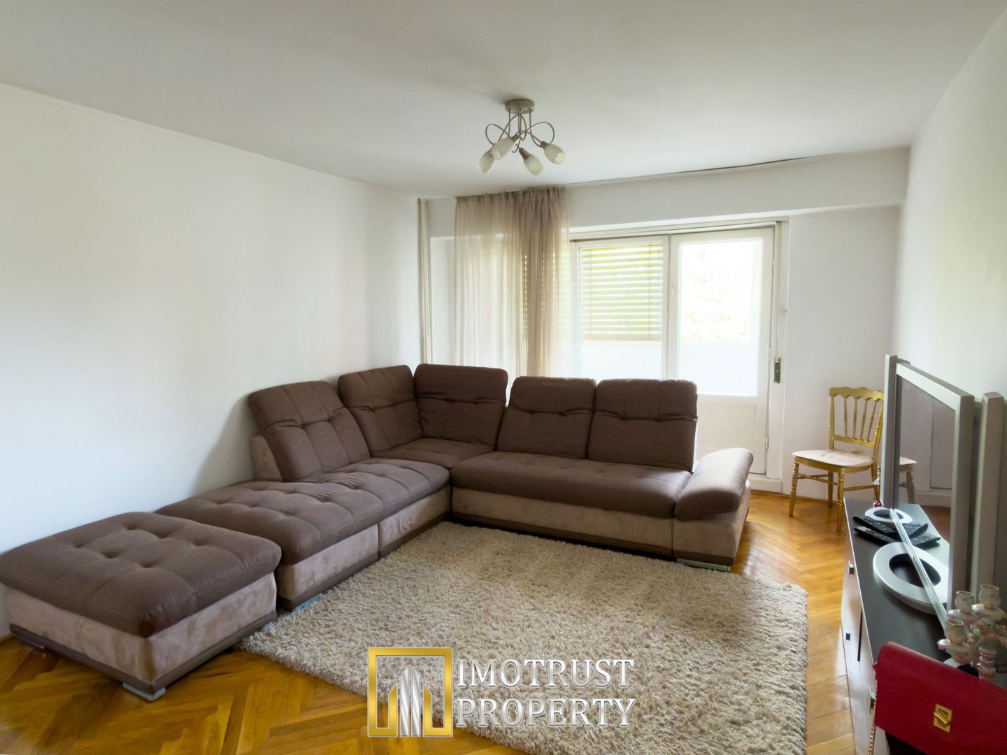 Apartament tip Samanta cu garaj de vânzare în zona Polivalentă - Poză 2
