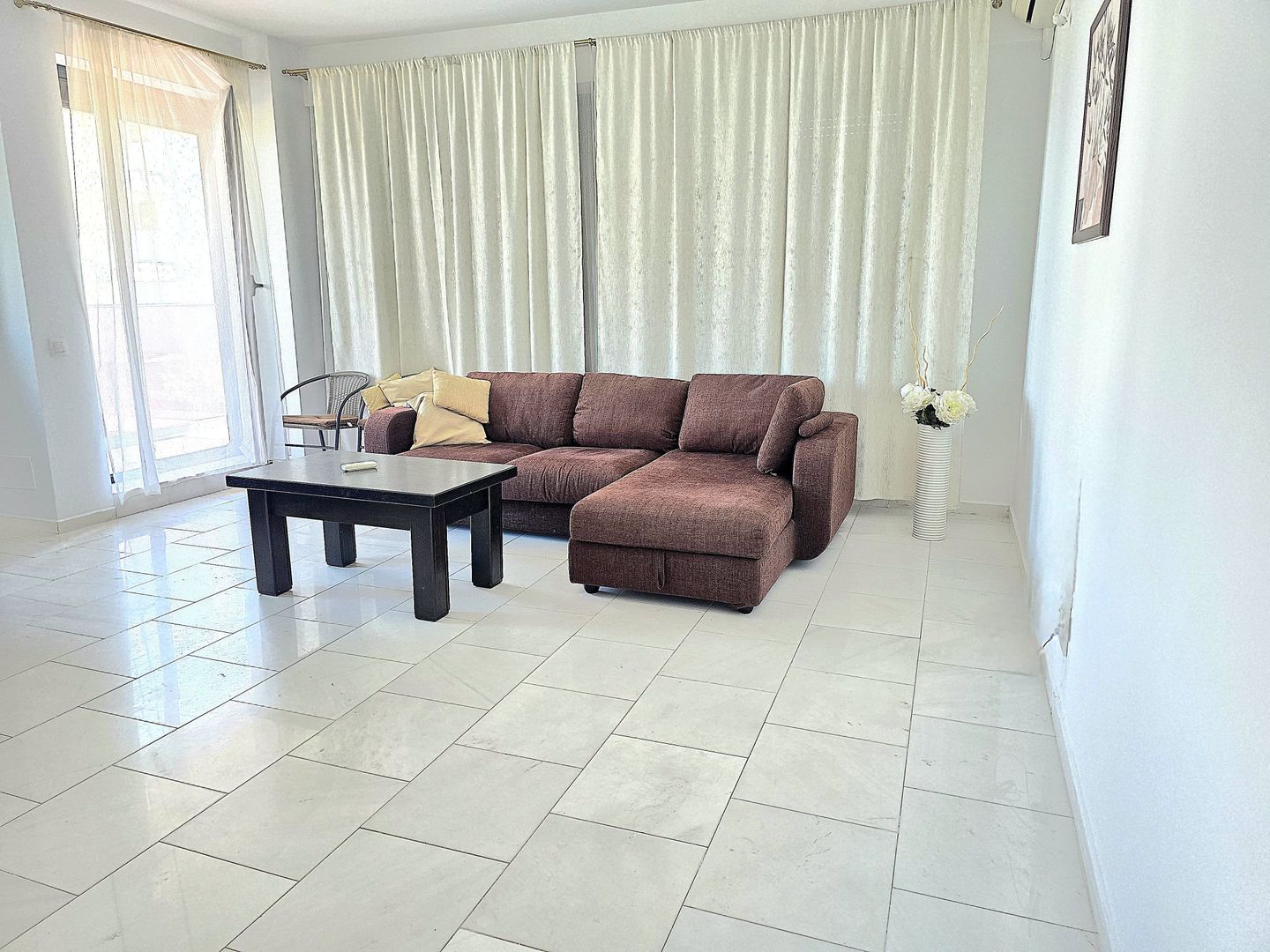 De închiriat termen lung – Apartament 2 camere | Vila Sophia 1, Mamaia I Parcare - Poză 1