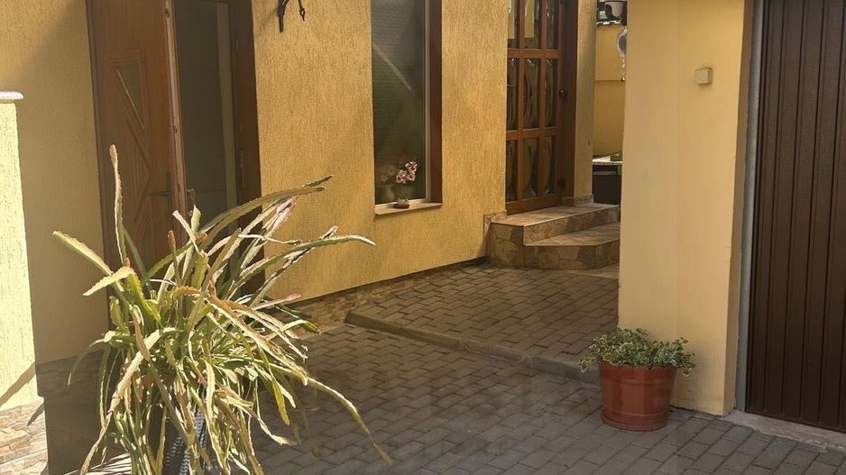 Casa spatioasa cu etaj 270 mp utili curte libera 180 mp zona Reșița - Poză 2
