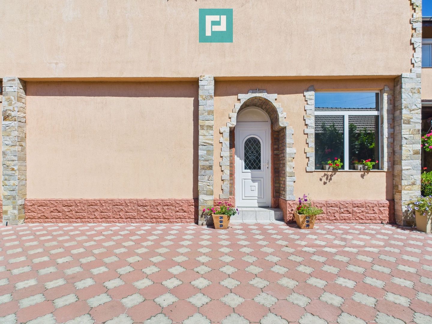 Casă și clădire de apartamente la Orțișoara - Poză 43