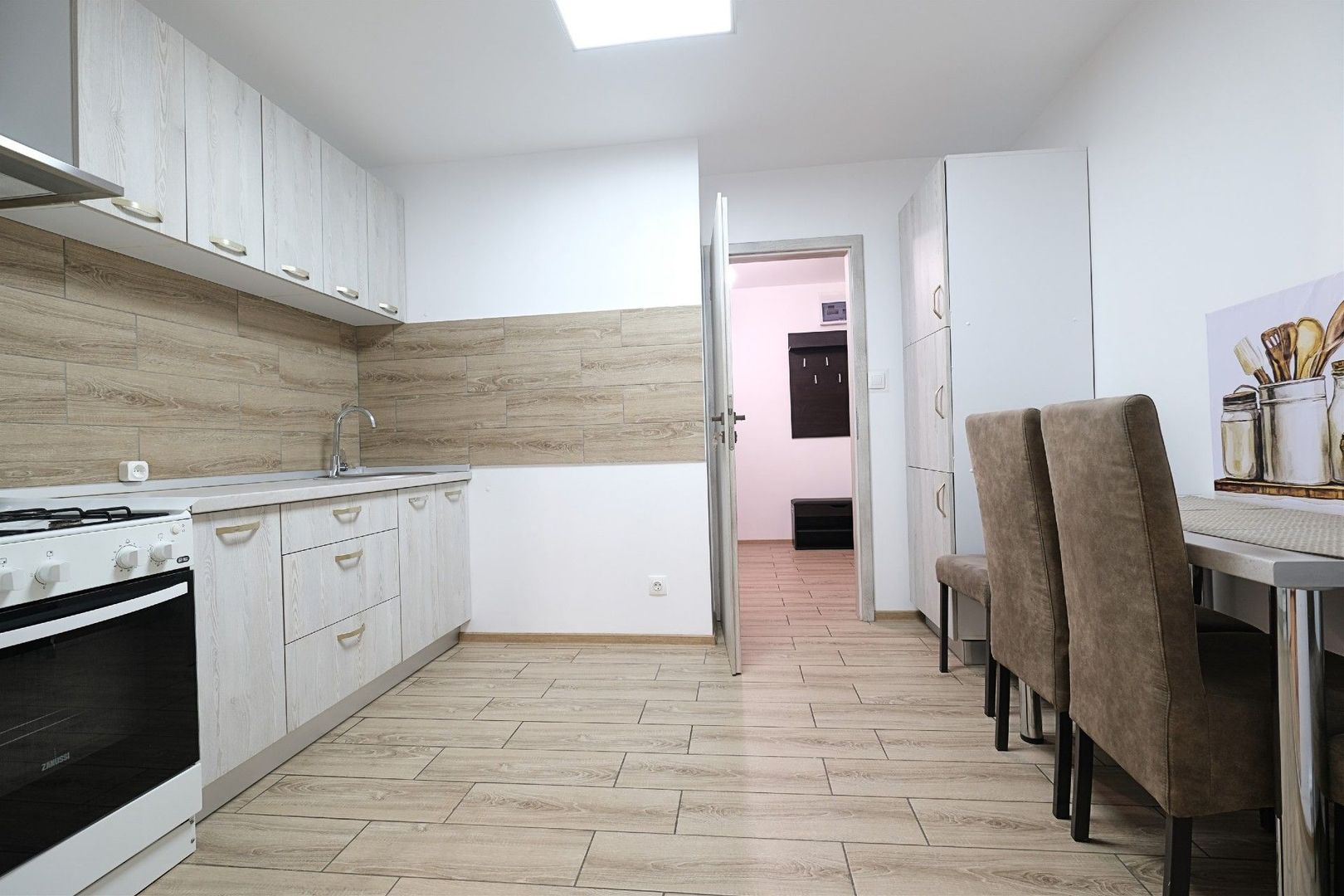 Prima inchiriere ! BANEASA, apartament 3 camere mobilate, etaj 1 - Poză 4