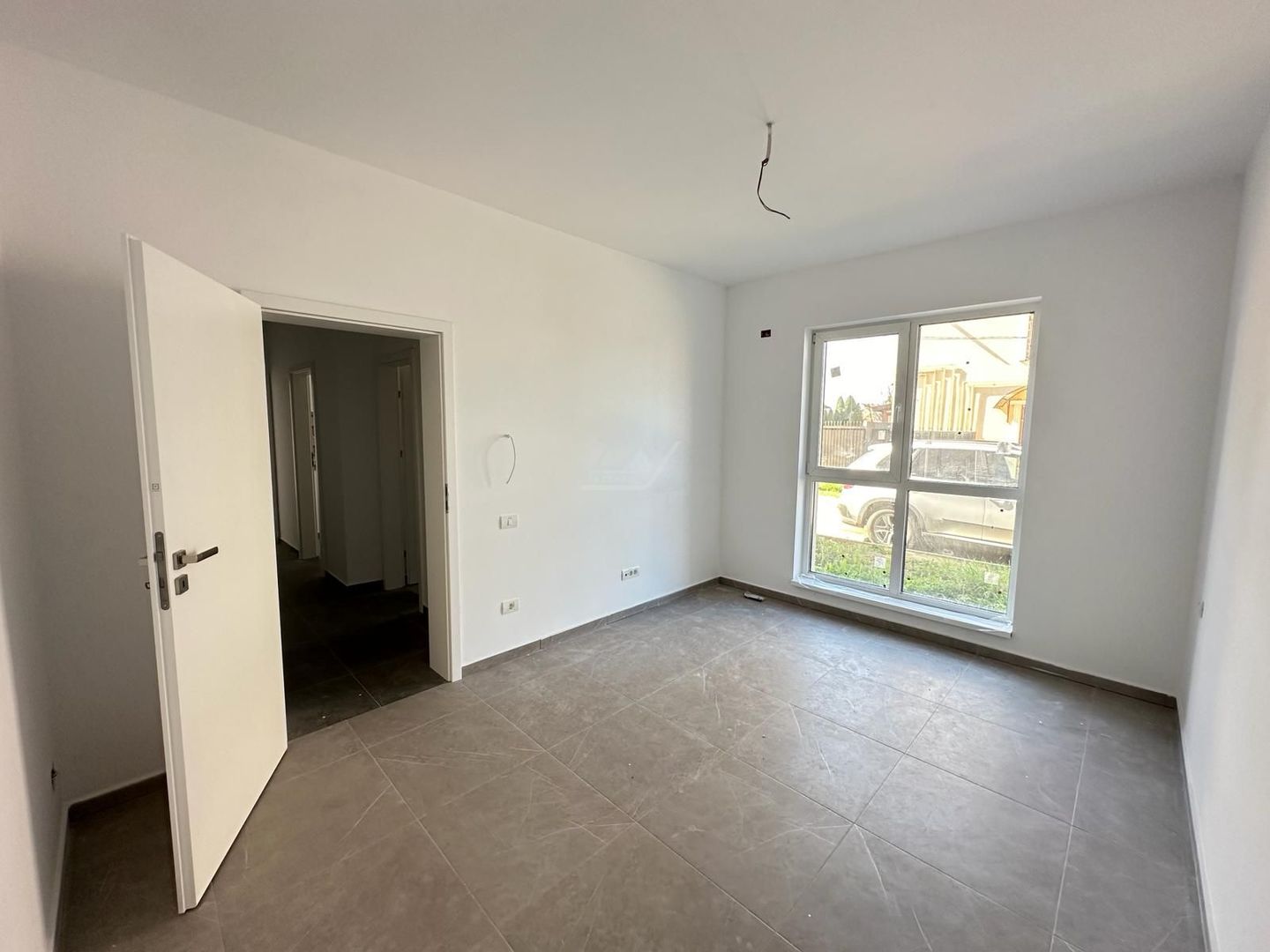 Decomandat. Etaj intermediar. Geam la baie. - Poză 6